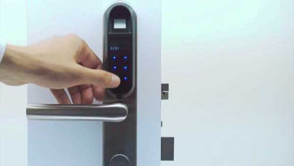 Биометрический дверной замок лучше