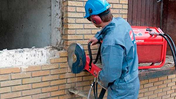 Кому поручить резку бетона